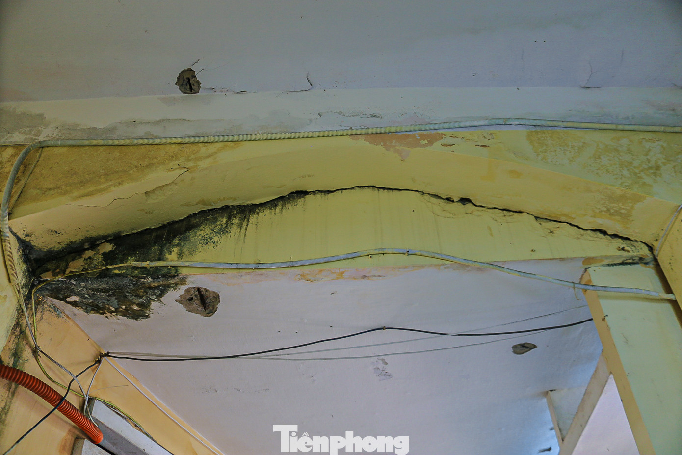 Nhiều mảng tường bong tróc, thấm dột vào mùa mưa. Nhiều mảng tường bong tróc, thấm dột vào mùa mưa.