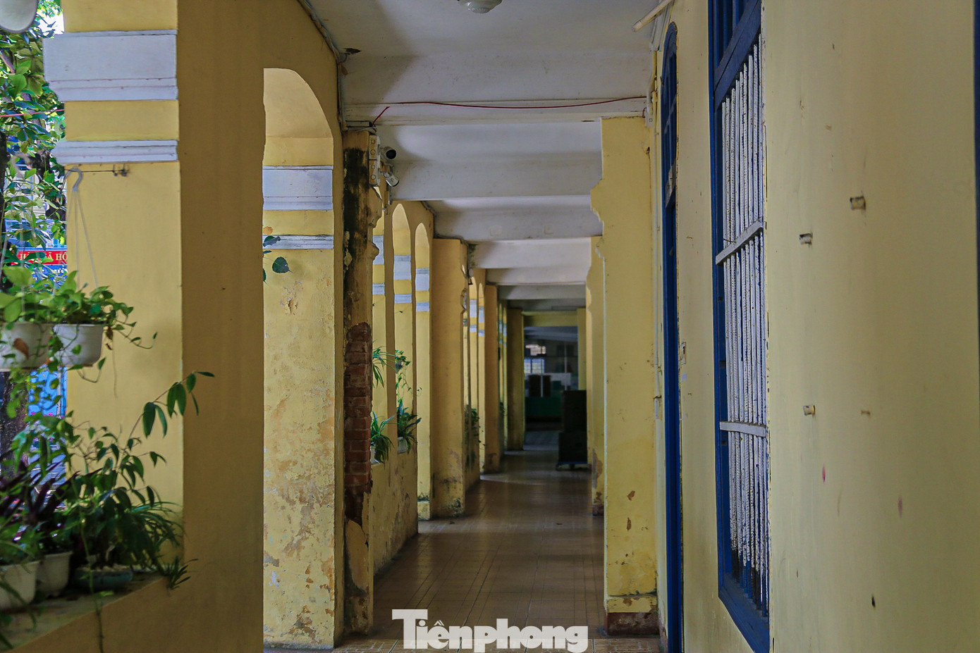 "Vào những ngày mưa to là cả sân trường ngập nước, nhiều phòng học nước từ trên tường chảy xuống khiến học sinh không thể ngồi học được. Nhiều lần mưa lớn giáo viên cùng học sinh phải thay nhau quét, đẩy nước ra rất vất vả", ông Dũng nói. "Vào những ngày mưa to là cả sân trường ngập nước, nhiều phòng học nước từ trên tường chảy xuống khiến học sinh không thể ngồi học được. Nhiều lần mưa lớn giáo viên cùng học sinh phải thay nhau quét, đẩy nước ra rất vất vả", ông Dũng nói.