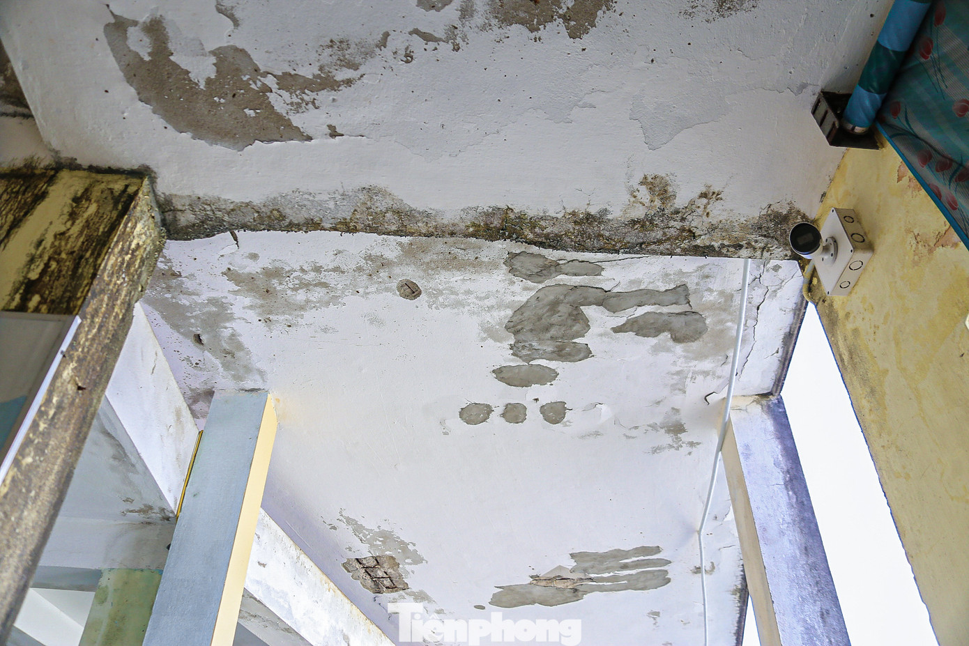 Nhiều mảng tường bong tróc, thấm dột vào mùa mưa. Nhiều mảng tường bong tróc, thấm dột vào mùa mưa.
