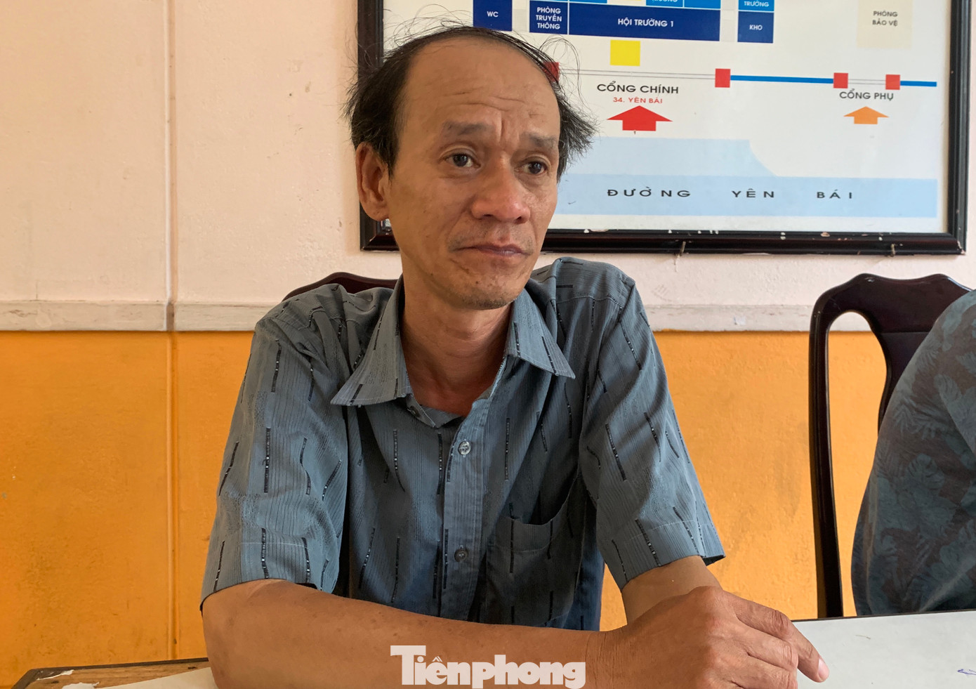 Ông Lê Thanh Dũng, nhân viên bảo vệ Trường tiểu học Phù Đổng cho biết, hiện tại hệ thống tường nhà, phòng học đã xuống cấp nghiêm trọng. Một số phòng gạch nền bị vỡ, trần nhà bong tróc lòi gỉ sắt. Ông Lê Thanh Dũng, nhân viên bảo vệ Trường tiểu học Phù Đổng cho biết, hiện tại hệ thống tường nhà, phòng học đã xuống cấp nghiêm trọng. Một số phòng gạch nền bị vỡ, trần nhà bong tróc lòi gỉ sắt.