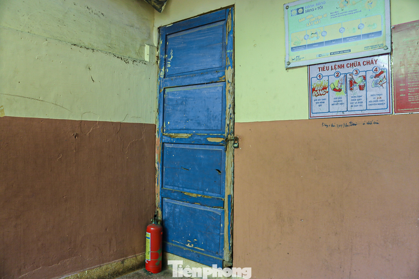 Trần nhà hư hỏng bong lộ cả thép, nhiều cửa gỗ đã mục nát. Hệ thống phòng cháy chữa cháy chưa được đầu tư đồng bộ. Trần nhà hư hỏng bong lộ cả thép, nhiều cửa gỗ đã mục nát. Hệ thống phòng cháy chữa cháy chưa được đầu tư đồng bộ.