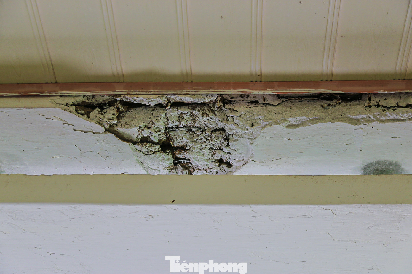 Trần nhà hư hỏng bong lộ cả thép, nhiều cửa gỗ đã mục nát. Hệ thống phòng cháy chữa cháy chưa được đầu tư đồng bộ. Trần nhà hư hỏng bong lộ cả thép, nhiều cửa gỗ đã mục nát. Hệ thống phòng cháy chữa cháy chưa được đầu tư đồng bộ.