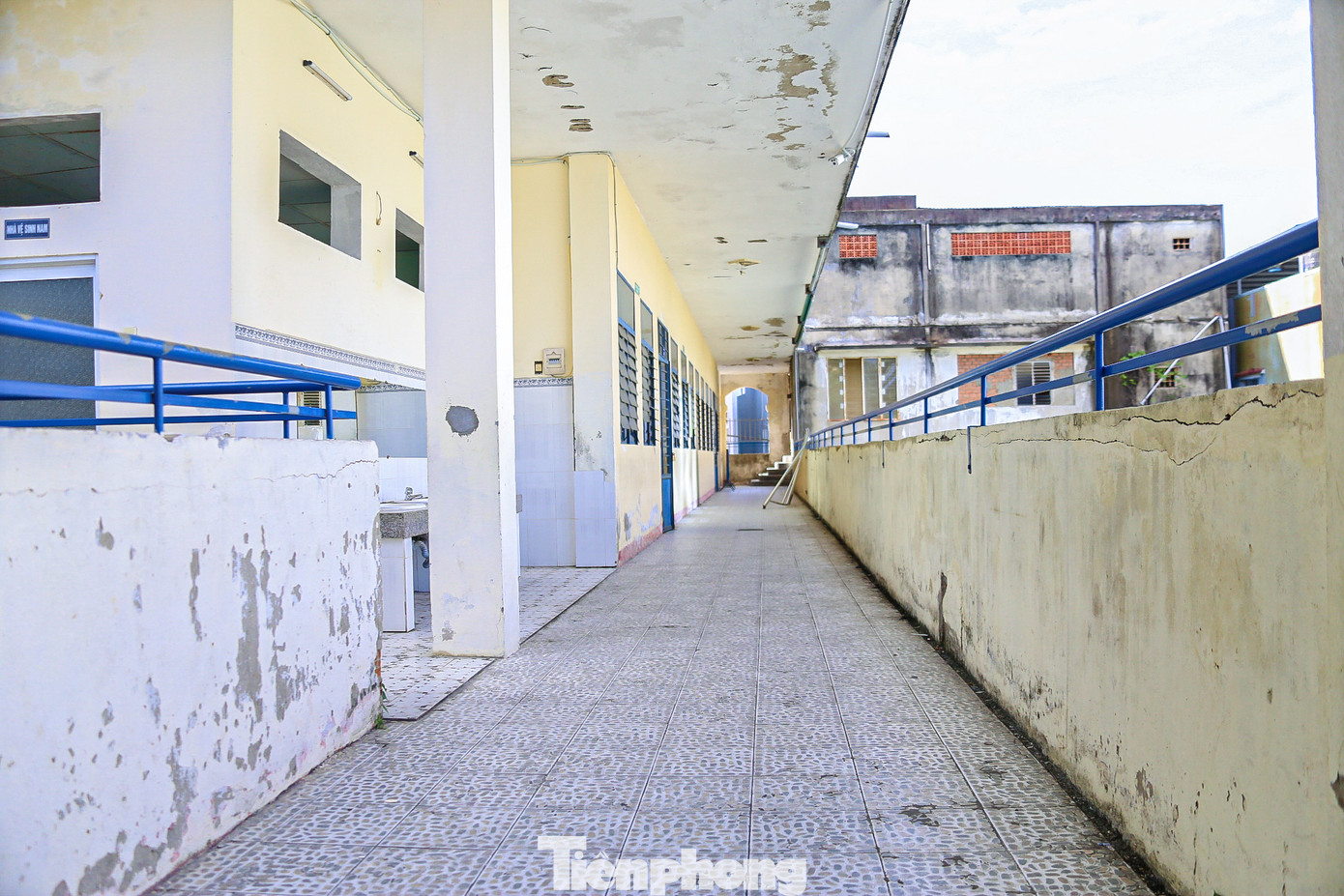 Ghi nhận của Tiền Phong, tại ngôi trường này trần nhà nhiều nơi đã bị hư hỏng, các mảng tường có nhiều vết nứt lớn, trời mưa thấm dột. Toàn bộ cửa gỗ đã bị mục, sàn nền bị bong tróc không an toàn cho học sinh và giáo viên. Ghi nhận của Tiền Phong, tại ngôi trường này trần nhà nhiều nơi đã bị hư hỏng, các mảng tường có nhiều vết nứt lớn, trời mưa thấm dột. Toàn bộ cửa gỗ đã bị mục, sàn nền bị bong tróc không an toàn cho học sinh và giáo viên.