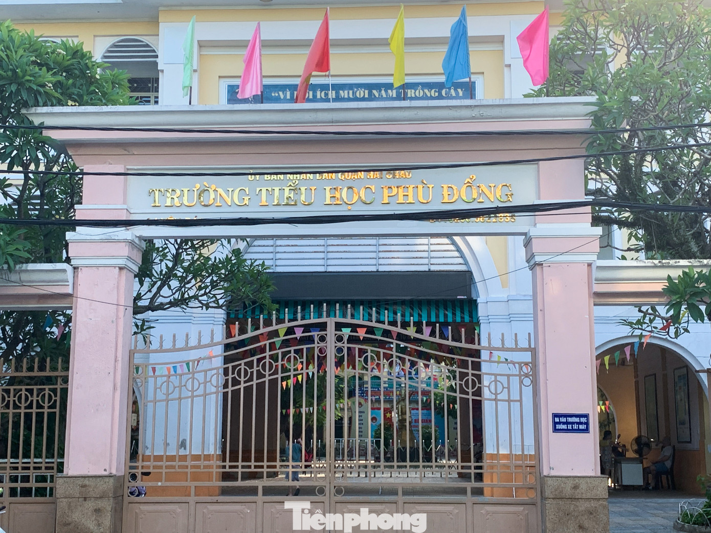 Theo thực tế hiện trạng công trình, Trường tiểu học Phù Đổng (cơ sở 1) nằm ngay trung tâm thành phố Đà Nẵng, được thành lập năm 1890, trong đó 2 dãy phòng học hướng Nam và hướng Bắc (số 2 và 3) được xây dựng cách đây 132 năm, qua quá trình sử dụng đến nay đã xuống cấp nghiêm trọng. Theo thực tế hiện trạng công trình, Trường tiểu học Phù Đổng (cơ sở 1) nằm ngay trung tâm thành phố Đà Nẵng, được thành lập năm 1890, trong đó 2 dãy phòng học hướng Nam và hướng Bắc (số 2 và 3) được xây dựng cách đây 132 năm, qua quá trình sử dụng đến nay đã xuống cấp nghiêm trọng.