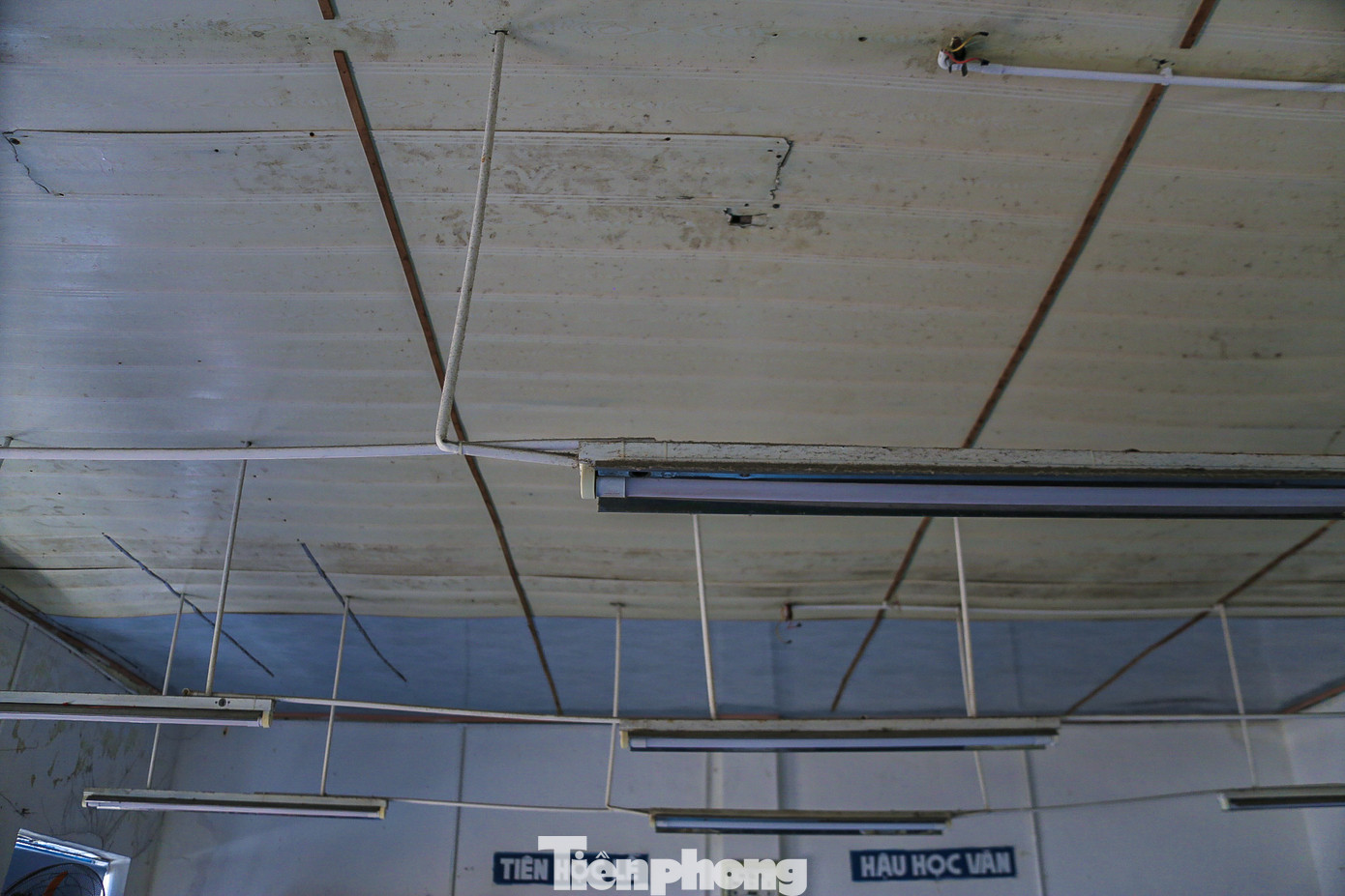 "Vào những ngày mưa to là cả sân trường ngập nước, nhiều phòng học nước từ trên tường chảy xuống khiến học sinh không thể ngồi học được. Nhiều lần mưa lớn giáo viên cùng học sinh phải thay nhau quét, đẩy nước ra rất vất vả", ông Dũng nói. "Vào những ngày mưa to là cả sân trường ngập nước, nhiều phòng học nước từ trên tường chảy xuống khiến học sinh không thể ngồi học được. Nhiều lần mưa lớn giáo viên cùng học sinh phải thay nhau quét, đẩy nước ra rất vất vả", ông Dũng nói.