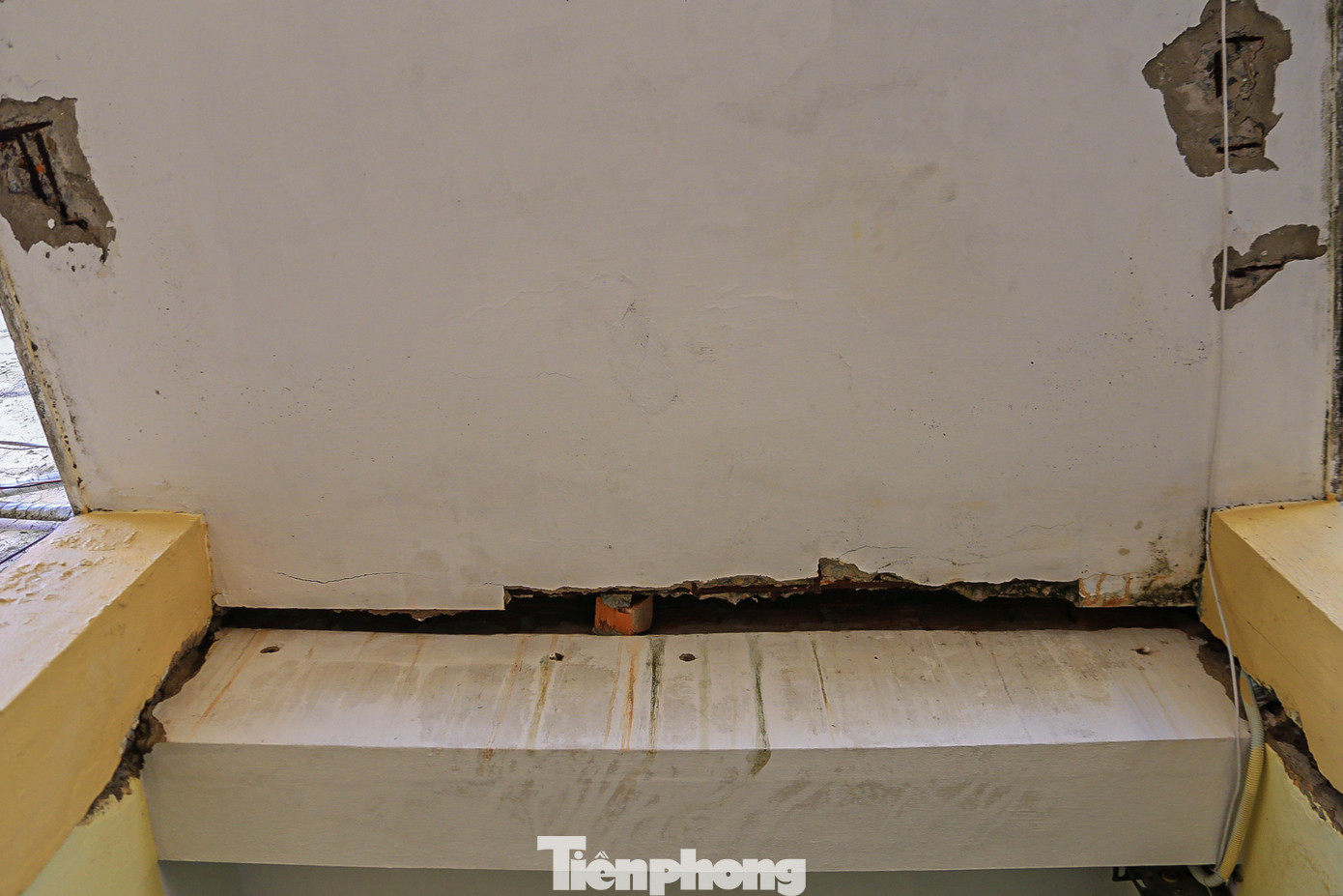 Ghi nhận của Tiền Phong, tại ngôi trường này trần nhà nhiều nơi đã bị hư hỏng, các mảng tường có nhiều vết nứt lớn, trời mưa thấm dột. Toàn bộ cửa gỗ đã bị mục, sàn nền bị bong tróc không an toàn cho học sinh và giáo viên. Ghi nhận của Tiền Phong, tại ngôi trường này trần nhà nhiều nơi đã bị hư hỏng, các mảng tường có nhiều vết nứt lớn, trời mưa thấm dột. Toàn bộ cửa gỗ đã bị mục, sàn nền bị bong tróc không an toàn cho học sinh và giáo viên.