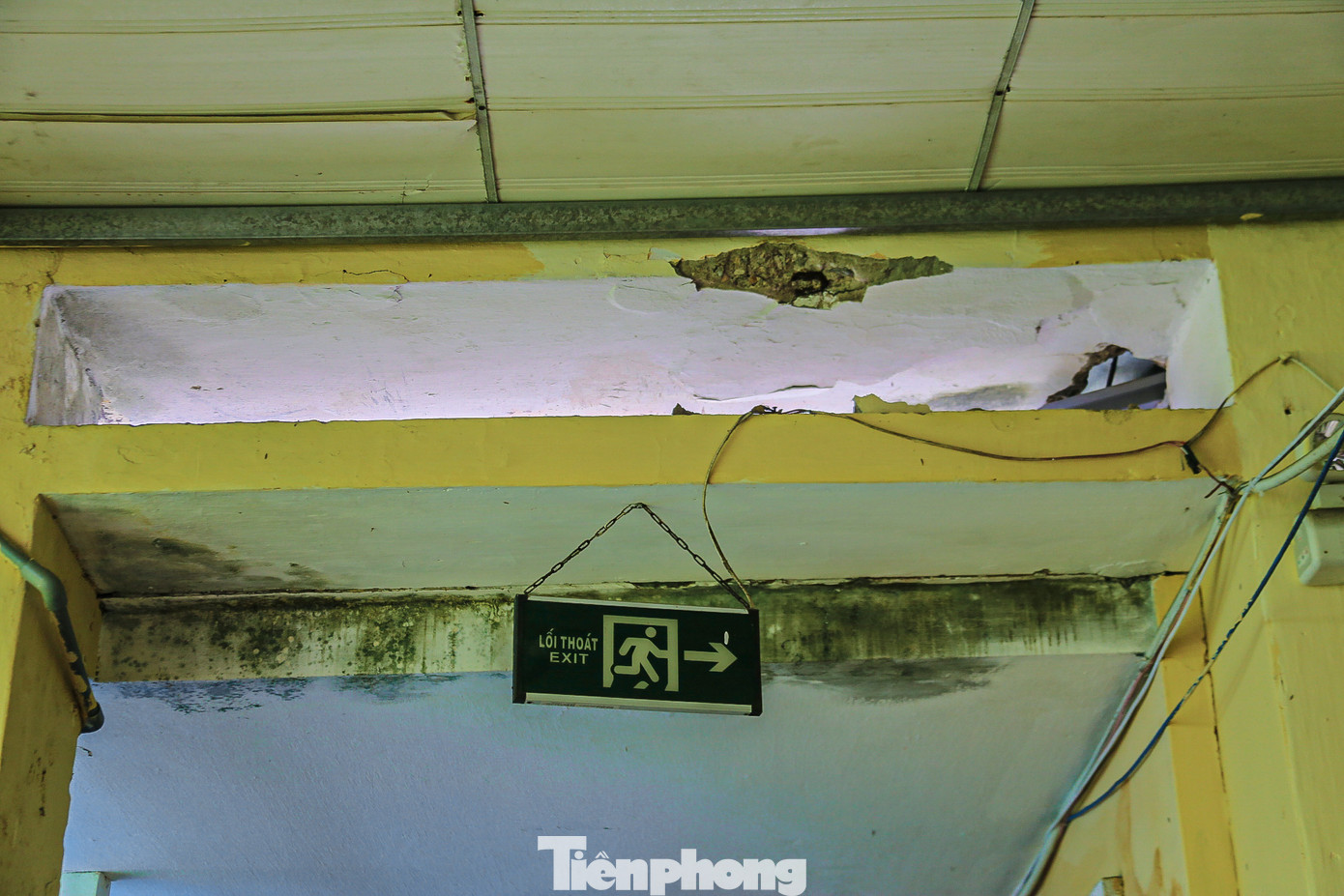 Nhiều hạng mục đã bị xuống cấp, rêu, mốc bám đầy. Nhiều hạng mục đã bị xuống cấp, rêu, mốc bám đầy.