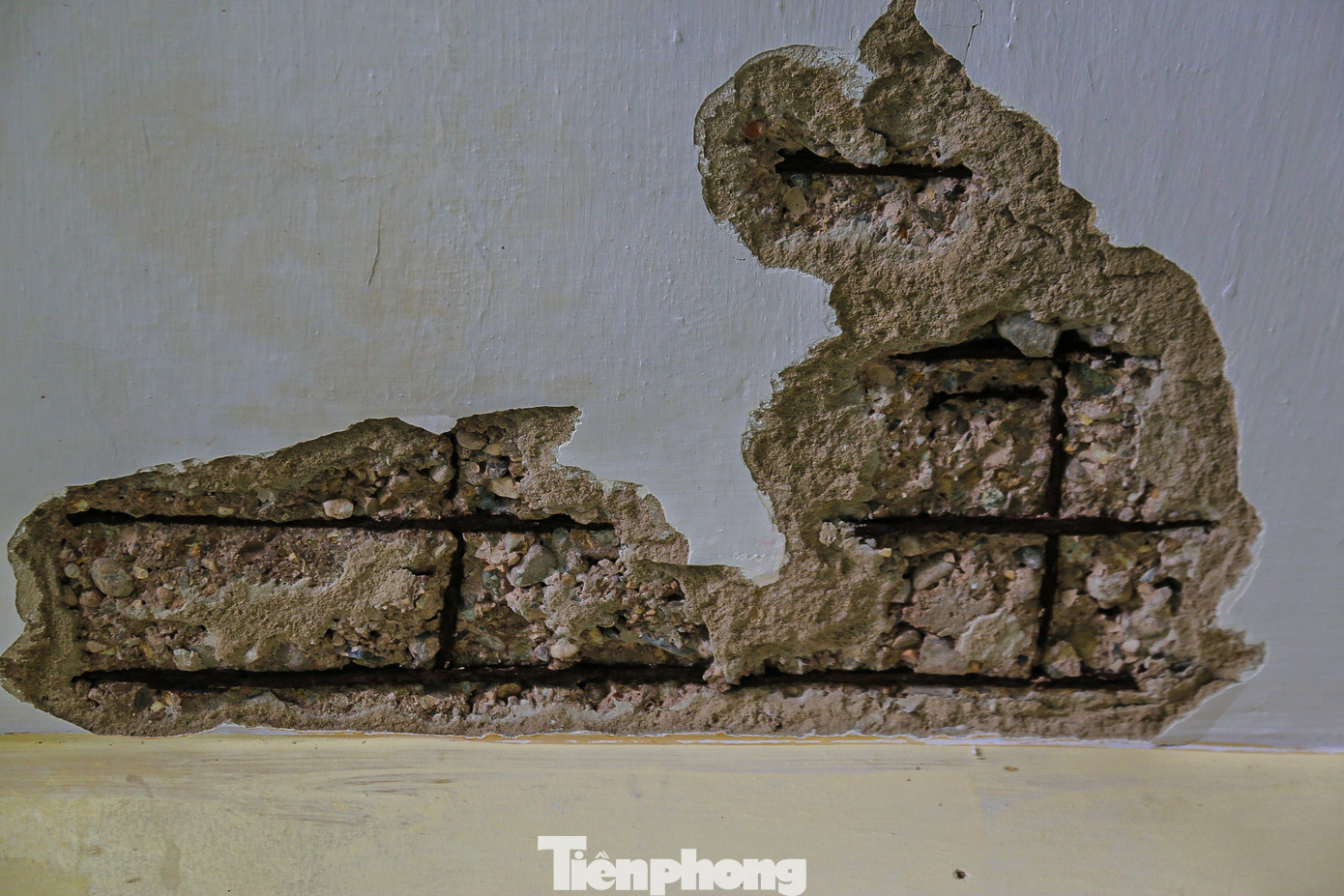 Trần nhà hư hỏng bong lộ cả thép, nhiều cửa gỗ đã mục nát. Hệ thống phòng cháy chữa cháy chưa được đầu tư đồng bộ. Trần nhà hư hỏng bong lộ cả thép, nhiều cửa gỗ đã mục nát. Hệ thống phòng cháy chữa cháy chưa được đầu tư đồng bộ.