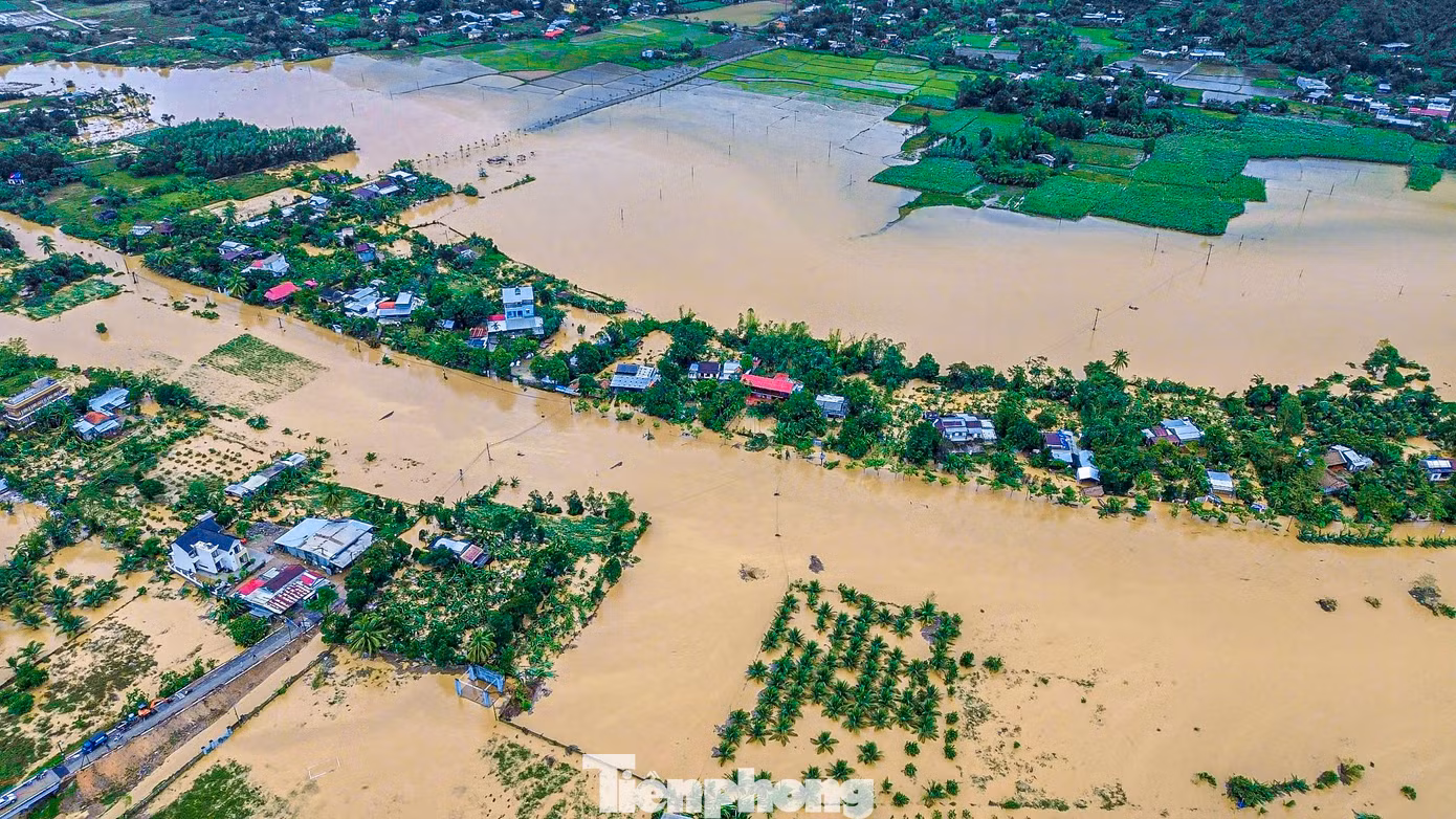 Tính đến đầu giờ chiều 27/10, khu vực thôn Nam Yên (xã Hòa Bắc, huyện Hòa Vang) vẫn bị nước lũ chia cắt do mưa lớn. Nhiều tuyến đường, nhà cửa và hoa màu của người dân bị ngập sâu. Tính đến đầu giờ chiều 27/10, khu vực thôn Nam Yên (xã Hòa Bắc, huyện Hòa Vang) vẫn bị nước lũ chia cắt do mưa lớn. Nhiều tuyến đường, nhà cửa và hoa màu của người dân bị ngập sâu.