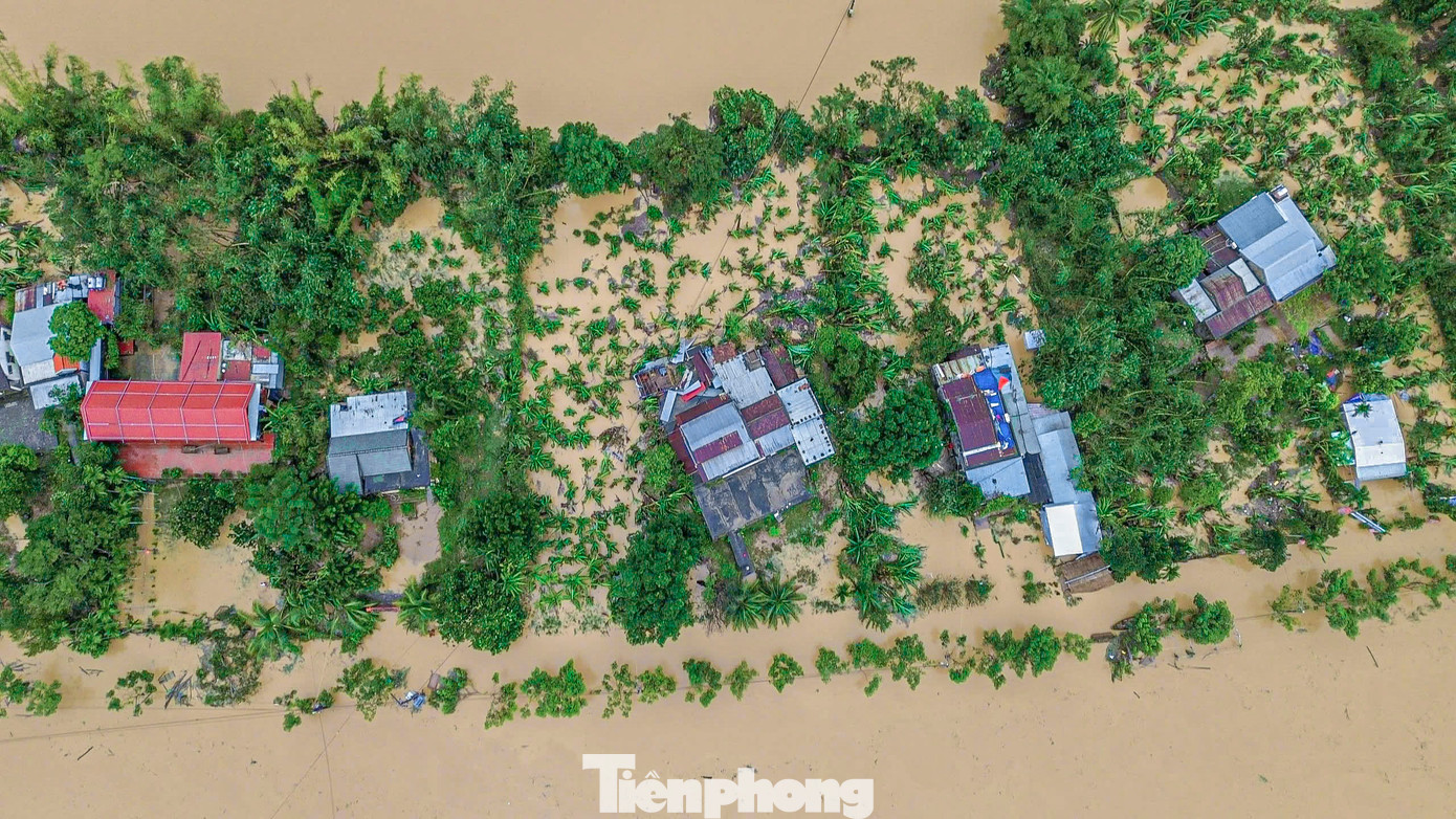 Theo ghi nhận của Tiền Phong, hàng chục hộ dân ở Thôn Nam Yên cùng nhiều hecta hoa màu hiện vẫn bị ngập sâu, nhiều đoạn đường vẫn đang bị nước lũ chia cắt.