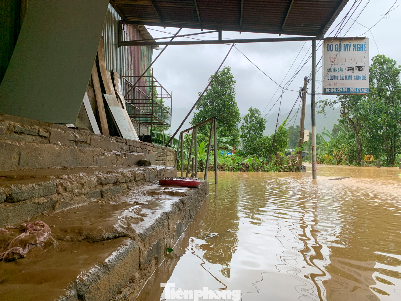 Nhà cửa của người dân vẫn đang bị ngập nặng không thể về nhà.