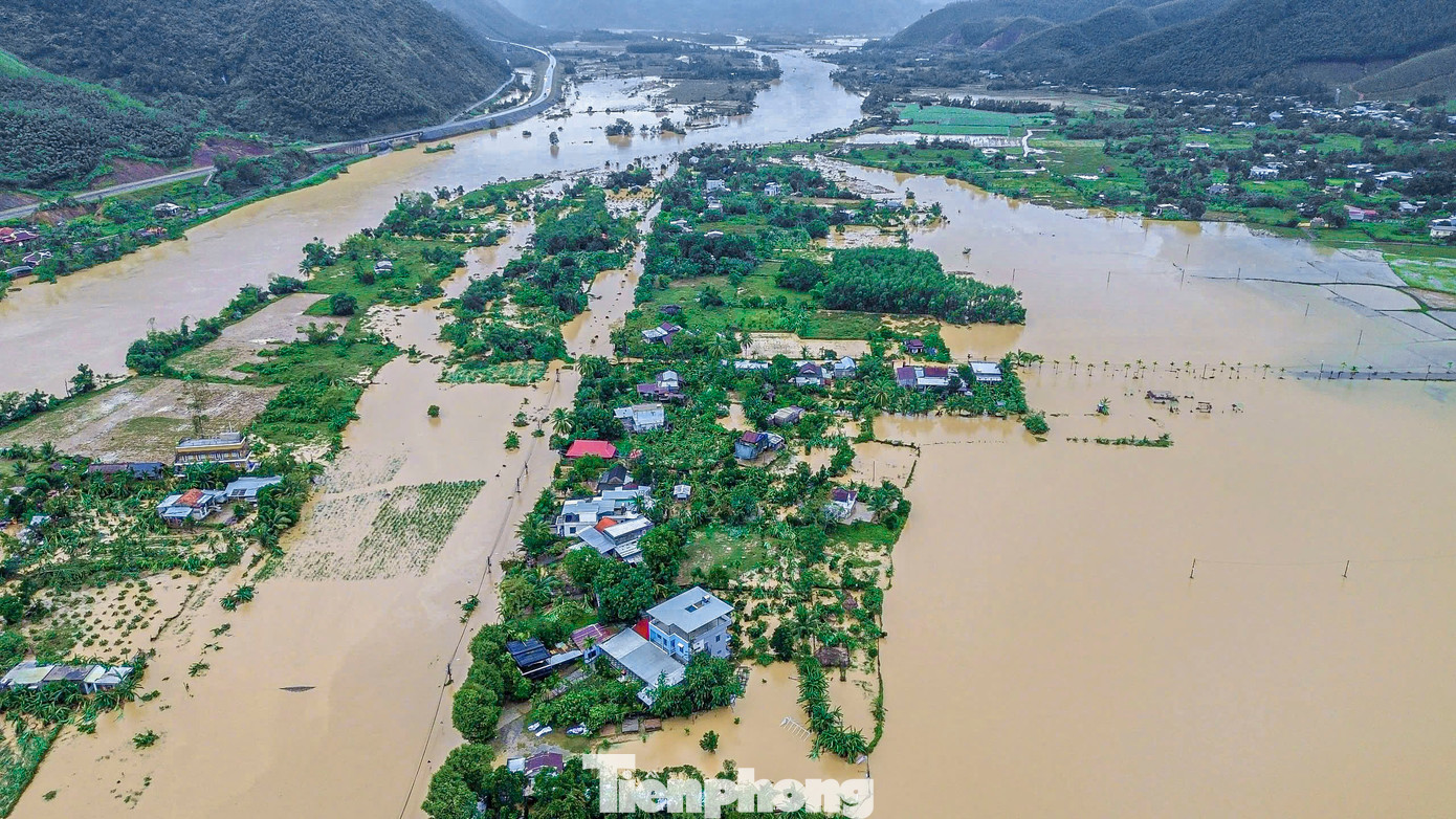Theo ghi nhận của Tiền Phong, hàng chục hộ dân ở Thôn Nam Yên cùng nhiều hecta hoa màu hiện vẫn bị ngập sâu, nhiều đoạn đường vẫn đang bị nước lũ chia cắt.