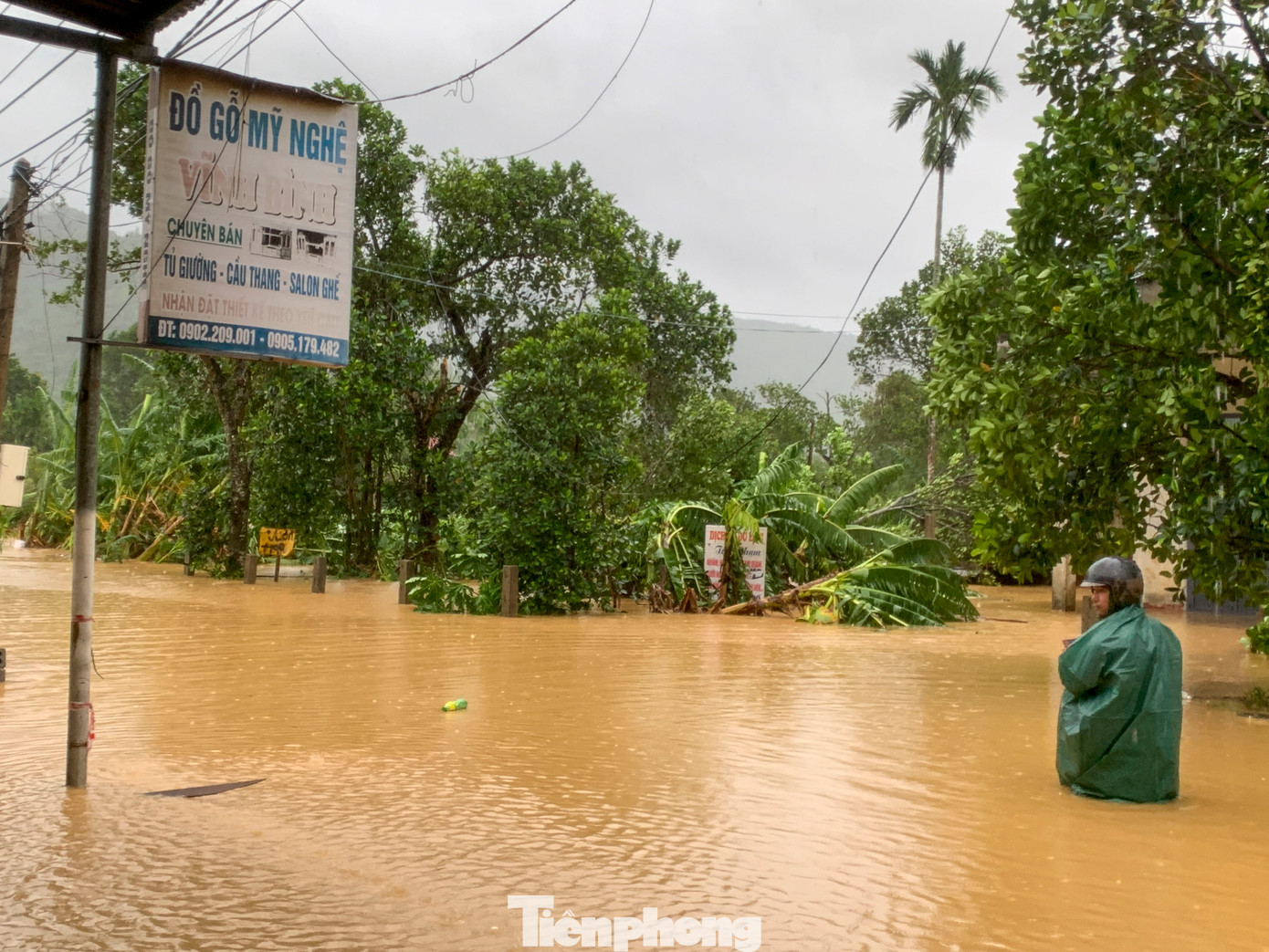 Theo người dân địa phương, khu vực xã Hòa Bắc liên tục hứng chịu mưa lớn do ảnh hưởng của bão số 6, nước từ thượng nguồn sông Cu Đê đổ về nhanh khiến các khu vực thấp trũng bị ngập lụt. Giờ nhiều người vẫn chưa thể về nhà để dọn dẹp vì nước vẫn còn.