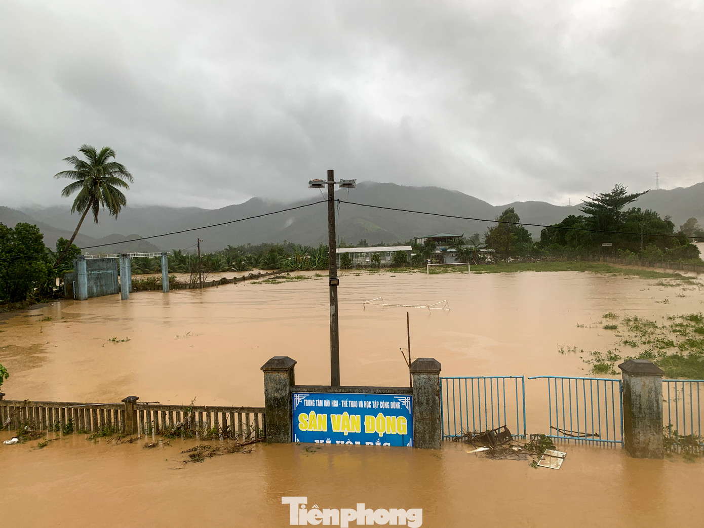 Nhà cửa của người dân vẫn đang bị ngập nặng không thể về nhà.