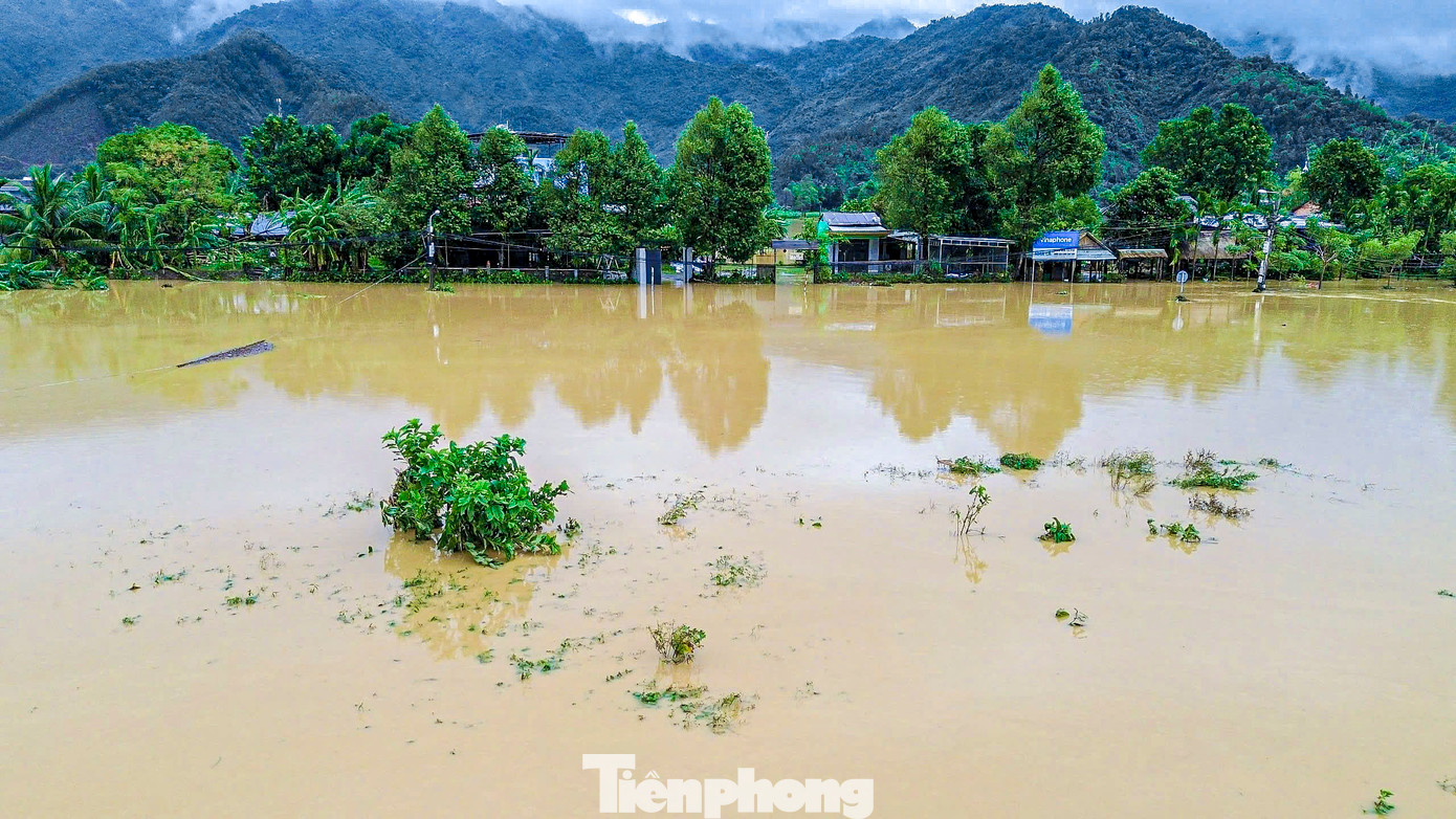 Xã Hòa Bắc là một trong những nơi tại Đà Nẵng chịu thiệt hại nặng nề của đợt mưa lũ vừa qua, do địa hình thấp trũng đã khiến nhiều vườn cây ăn quả chìm trong biển nước, gió quật ngã đổ nằm la liệt. Xã Hòa Bắc là một trong những nơi tại Đà Nẵng chịu thiệt hại nặng nề của đợt mưa lũ vừa qua, do địa hình thấp trũng đã khiến nhiều vườn cây ăn quả chìm trong biển nước, gió quật ngã đổ nằm la liệt.