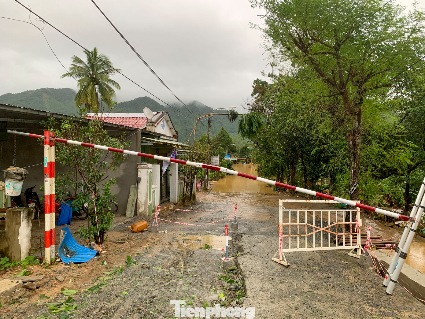 Lực lượng chức năng đã rào chắn, cảnh báo người dân không vào nơi ngập sâu để đảm bảo an toàn.
