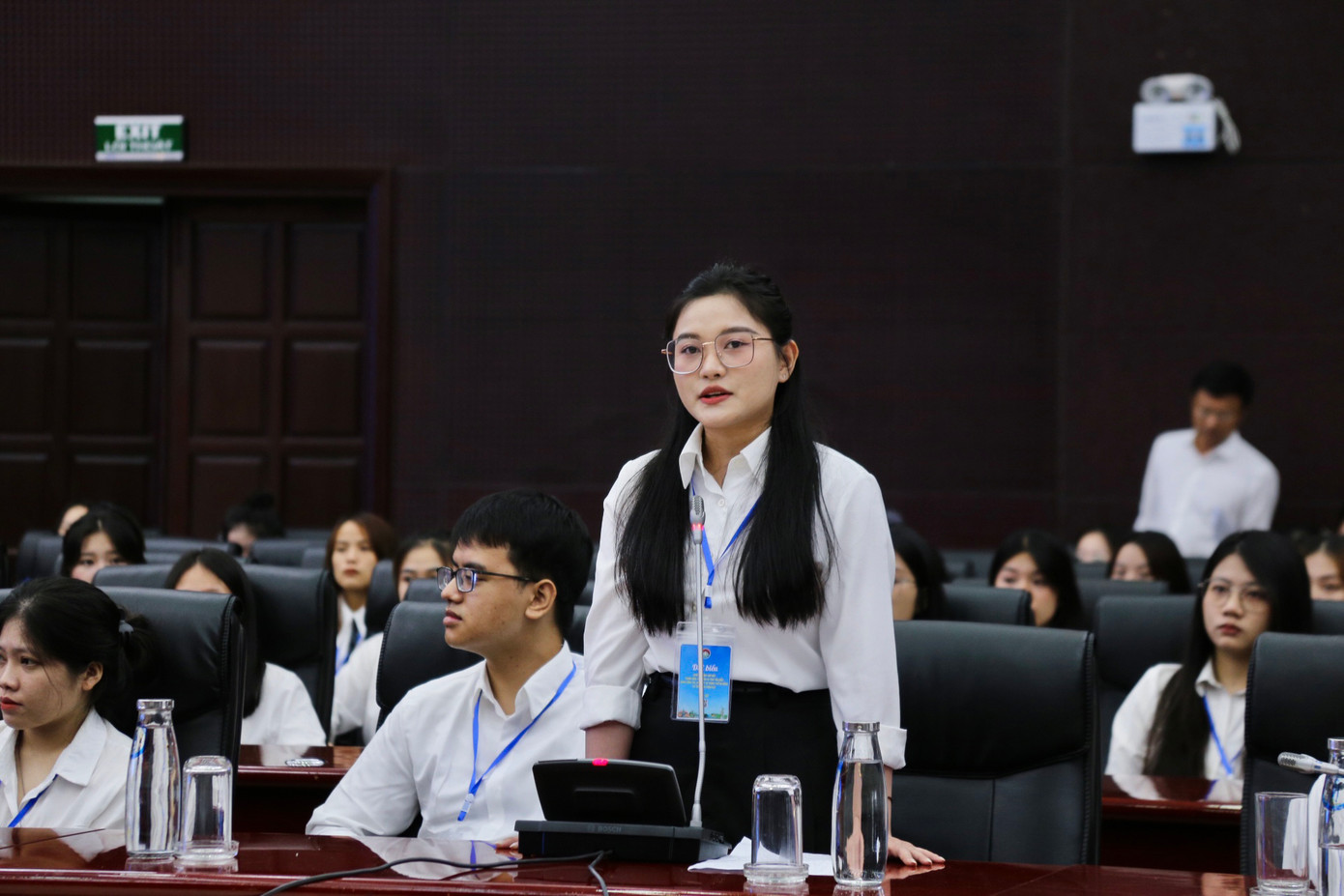 Sinh viên phát biểu ý kiến tại chương trình gặp mặt.