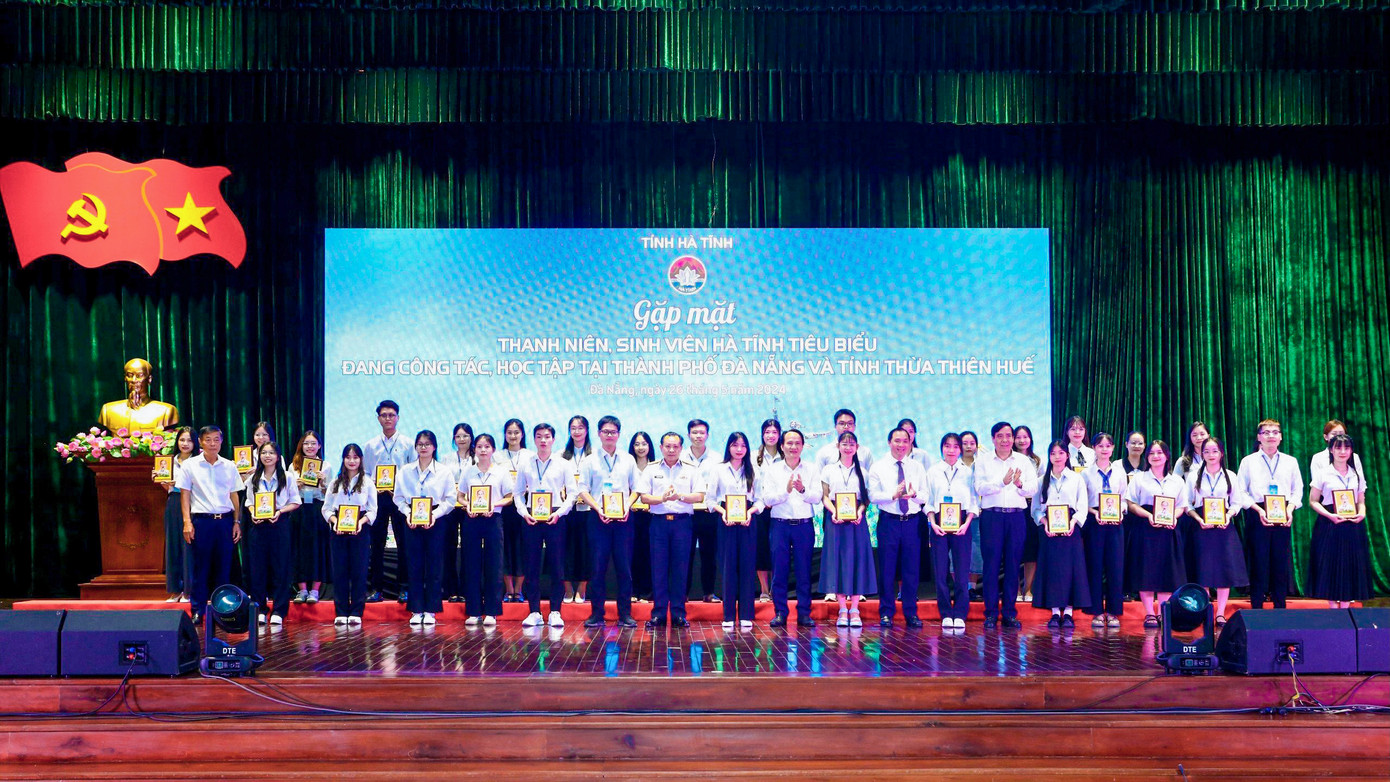 Các lãnh đạo biểu dương, tặng quà thanh niên, sinh viên xuất sắc.