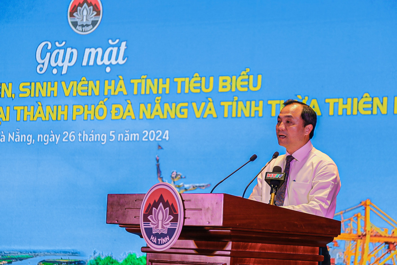 Bí thư Tỉnh ủy Hà Tĩnh Hoàng Trung Dũng phát biểu tại buổi gặp mặt.