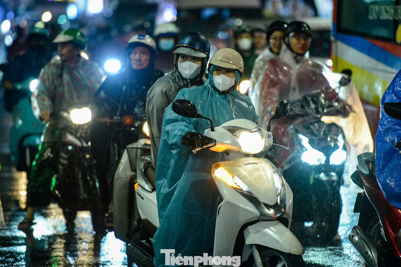 Dòng người đổ về Giáo xứ Chính tòa trên đường Trần Phú. Nhiều thời điểm tuyến đường này ùn tắc do xe cộ đổ về quá đông, lực lượng chức năng phải điều tiết đảm bảo giao thông.