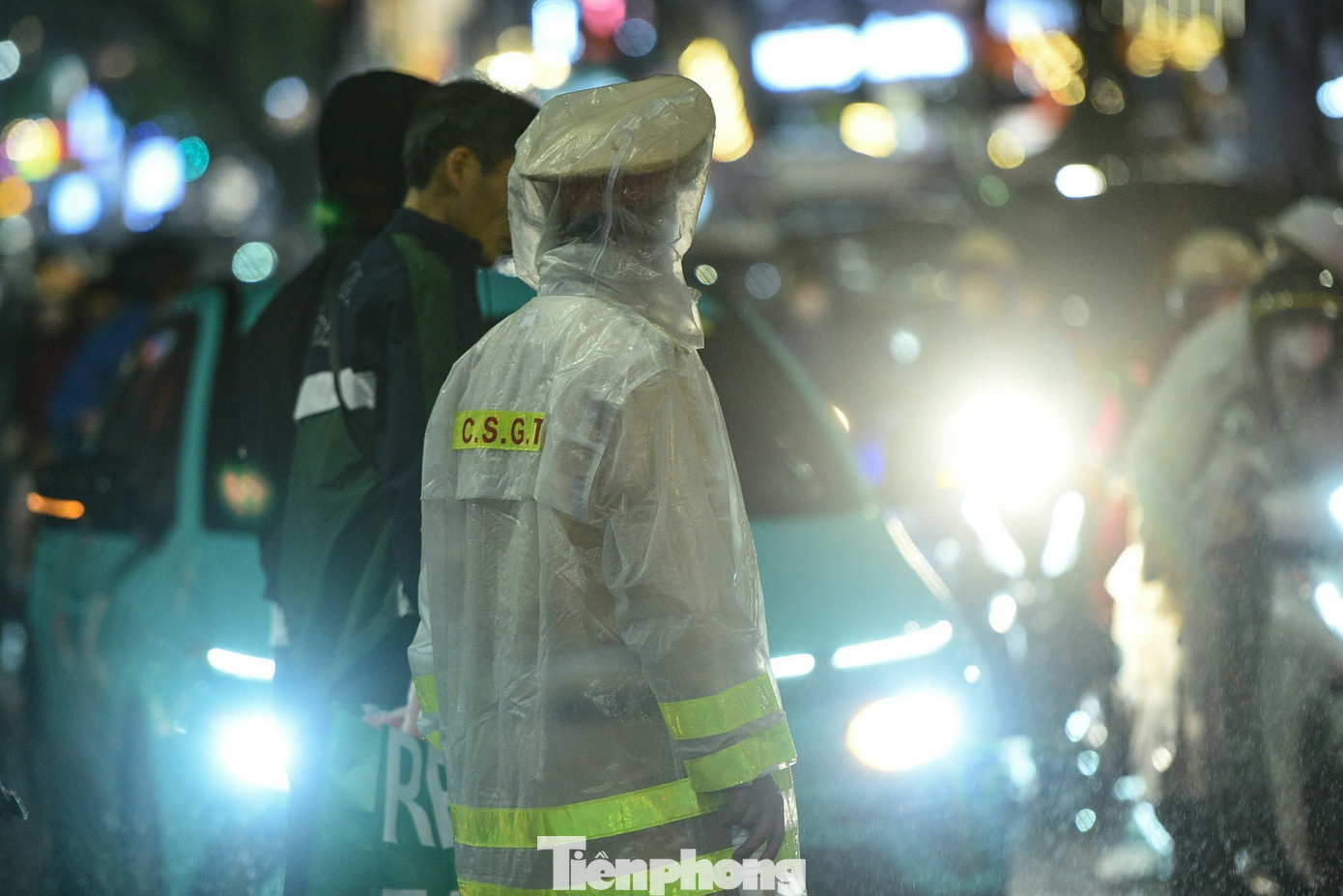 Dòng người đổ về Giáo xứ Chính tòa trên đường Trần Phú. Nhiều thời điểm tuyến đường này ùn tắc do xe cộ đổ về quá đông, lực lượng chức năng phải điều tiết đảm bảo giao thông.