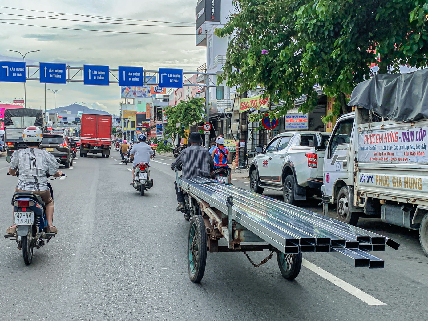 Nhiều xe chở sắt thép dài nguy hiểm, dễ gây ra tai nạn cho người đi đường.