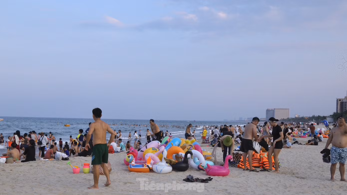 Càng về chiều, bãi biển Mỹ Khê (Đà Nẵng) càng chật kín người dân và du khách.