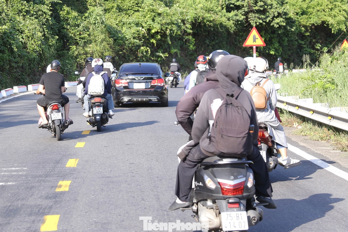 Từng đoàn người quê Quảng Bình, Hà Tĩnh, Huế nối đuôi nhau trở lại Đà Nẵng làm việc. Từng đoàn người quê Quảng Bình, Hà Tĩnh, Huế nối đuôi nhau trở lại Đà Nẵng làm việc.