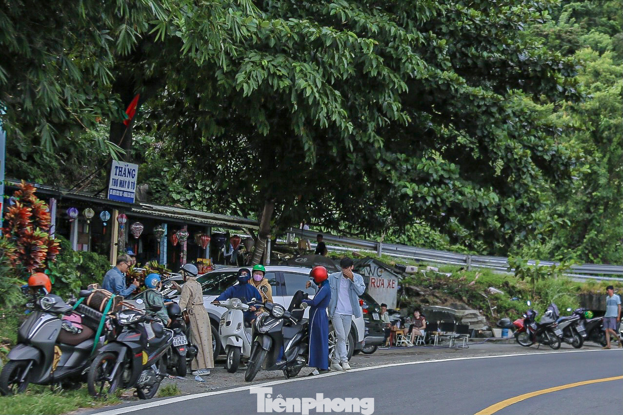 Nhiều người dừng lại các quán cà phê trên đèo để nghỉ ngơi sau nhiều giờ chạy xe máy liên tục. Nhiều người dừng lại các quán cà phê trên đèo để nghỉ ngơi sau nhiều giờ chạy xe máy liên tục.