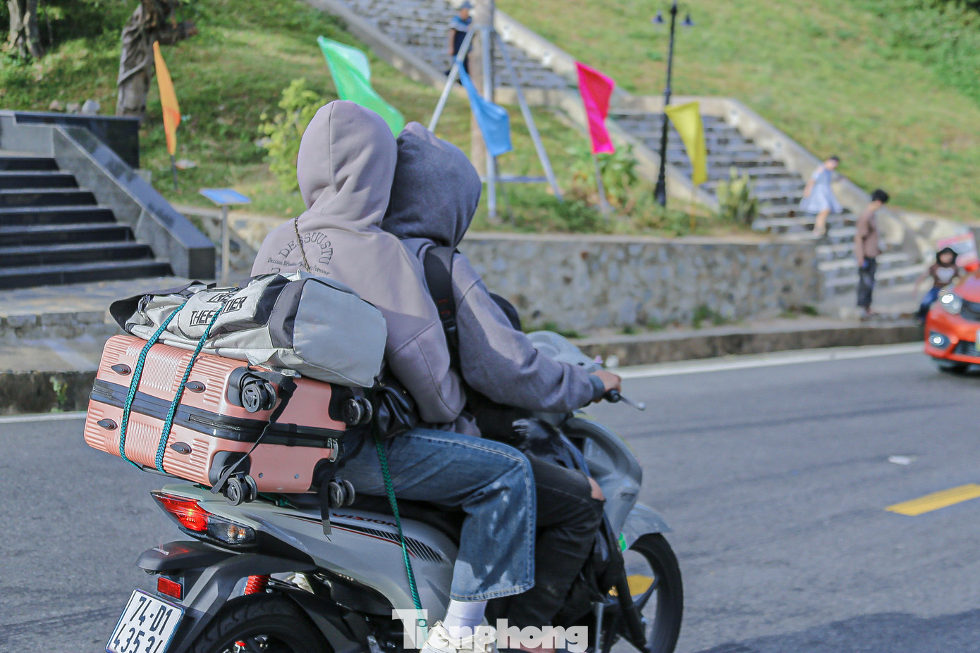 Những vali, thùng hàng lỉnh kỉnh được nhiều người chở theo khi vượt đèo. Những vali, thùng hàng lỉnh kỉnh được nhiều người chở theo khi vượt đèo.