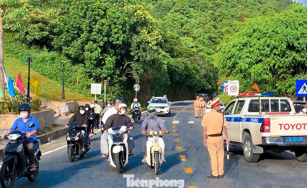 Lực lượng chức năng túc trực trên đỉnh đèo Hải Vân và các khúc cua nguy hiểm để phòng chống đua xe trái phép, tránh ùn tắc giao thông, hỗ trợ người dân vượt đèo an toàn. Lực lượng chức năng túc trực trên đỉnh đèo Hải Vân và các khúc cua nguy hiểm để phòng chống đua xe trái phép, tránh ùn tắc giao thông, hỗ trợ người dân vượt đèo an toàn.