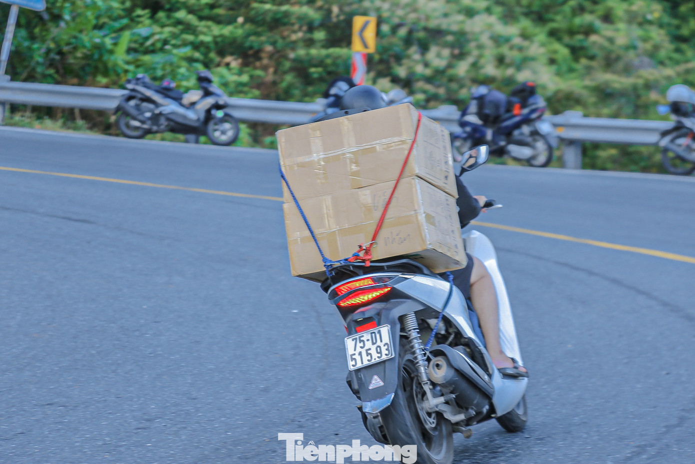 Những vali, thùng hàng lỉnh kỉnh được nhiều người chở theo khi vượt đèo. Những vali, thùng hàng lỉnh kỉnh được nhiều người chở theo khi vượt đèo.