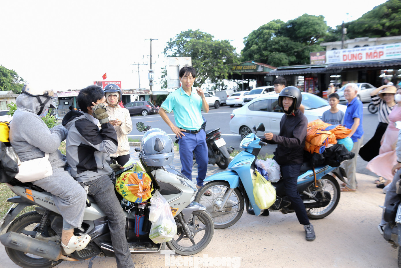 Anh Nguyễn Văn Quyền (trú tỉnh Thừa Thiên Huế) cho biết “Đi xe trung chuyển để qua hầm sẽ nhanh hơn nhưng đi đèo mình có thể ngắm cảnh, hít thở khí trời và tiện thể dừng lại trên đỉnh Hải Vân tham quan chụp hình”, anh Quyền nói. Anh Nguyễn Văn Quyền (trú tỉnh Thừa Thiên Huế) cho biết “Đi xe trung chuyển để qua hầm sẽ nhanh hơn nhưng đi đèo mình có thể ngắm cảnh, hít thở khí trời và tiện thể dừng lại trên đỉnh Hải Vân tham quan chụp hình”, anh Quyền nói.