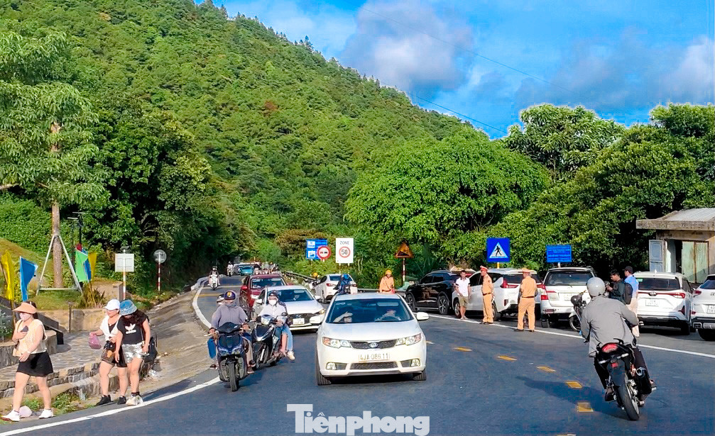 Lực lượng chức năng túc trực trên đỉnh đèo Hải Vân và các khúc cua nguy hiểm để phòng chống đua xe trái phép, tránh ùn tắc giao thông, hỗ trợ người dân vượt đèo an toàn. Lực lượng chức năng túc trực trên đỉnh đèo Hải Vân và các khúc cua nguy hiểm để phòng chống đua xe trái phép, tránh ùn tắc giao thông, hỗ trợ người dân vượt đèo an toàn.