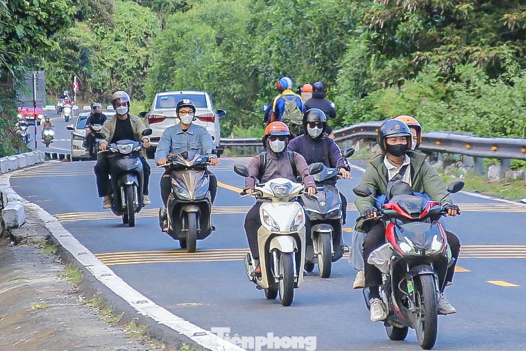 Ghi nhận của Tiền Phong, đông đảo người dân vượt đèo Hải Vân để quay trở lại làm việc sau kỳ nghỉ lễ 4 ngày. Ghi nhận của Tiền Phong, đông đảo người dân vượt đèo Hải Vân để quay trở lại làm việc sau kỳ nghỉ lễ 4 ngày.