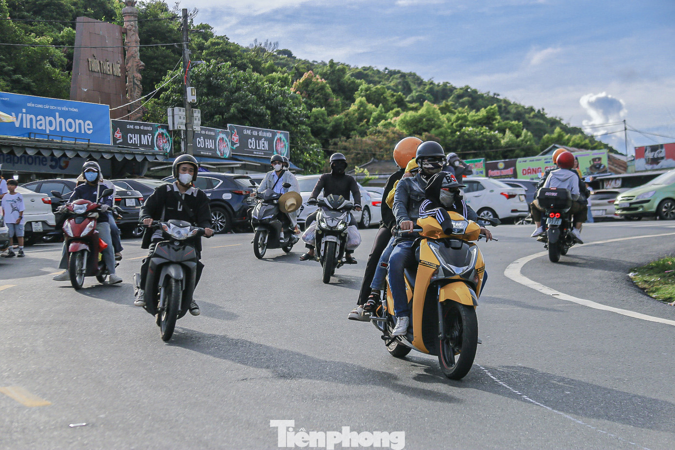 Ghi nhận của Tiền Phong, đông đảo người dân vượt đèo Hải Vân để quay trở lại làm việc sau kỳ nghỉ lễ 4 ngày. Ghi nhận của Tiền Phong, đông đảo người dân vượt đèo Hải Vân để quay trở lại làm việc sau kỳ nghỉ lễ 4 ngày.