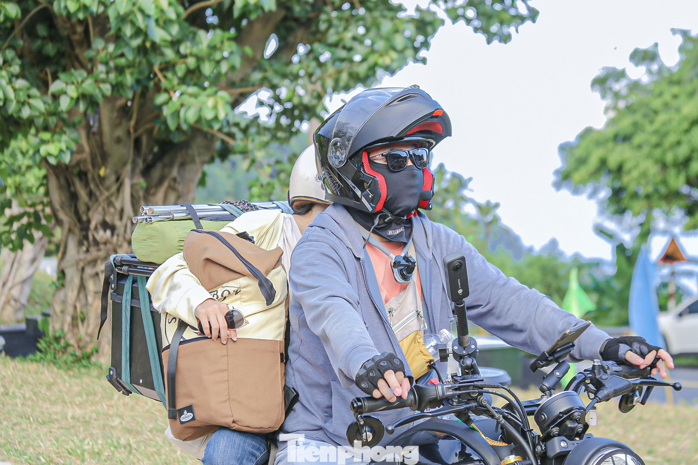 Nhiều người dừng lại các quán cà phê trên đèo để nghỉ ngơi sau nhiều giờ chạy xe máy liên tục. Nhiều người dừng lại các quán cà phê trên đèo để nghỉ ngơi sau nhiều giờ chạy xe máy liên tục.