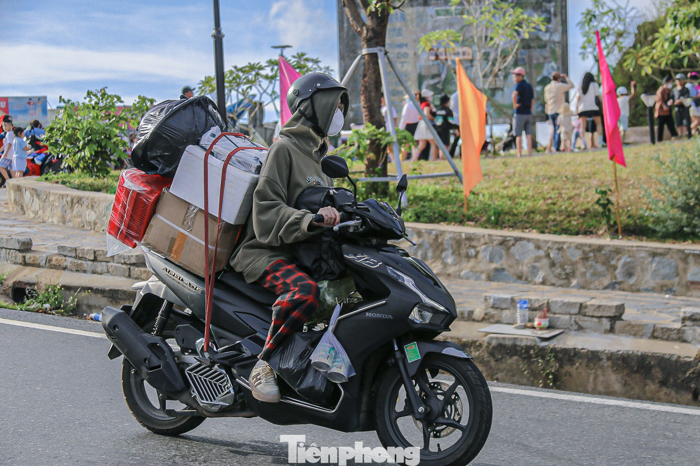 Những vali, thùng hàng lỉnh kỉnh được nhiều người chở theo khi vượt đèo. Những vali, thùng hàng lỉnh kỉnh được nhiều người chở theo khi vượt đèo.
