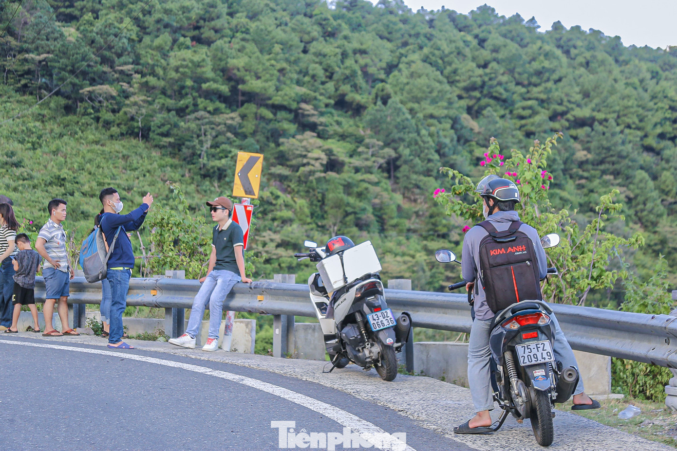 Nhiều người tranh thủ dừng lại check-in trên đỉnh đèo trước khi quay trở lại Đà Nẵng. Nhiều người tranh thủ dừng lại check-in trên đỉnh đèo trước khi quay trở lại Đà Nẵng.