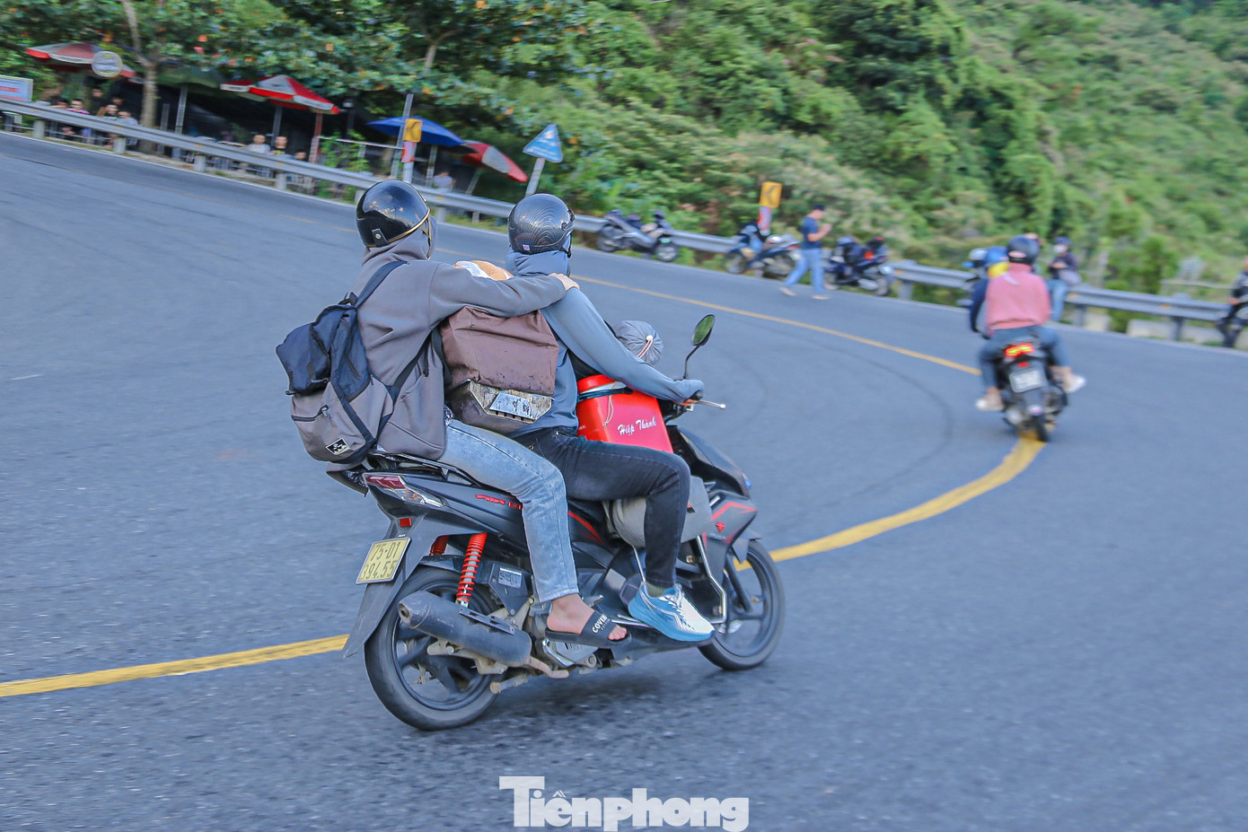 Những vali, thùng hàng lỉnh kỉnh được nhiều người chở theo khi vượt đèo. Những vali, thùng hàng lỉnh kỉnh được nhiều người chở theo khi vượt đèo.