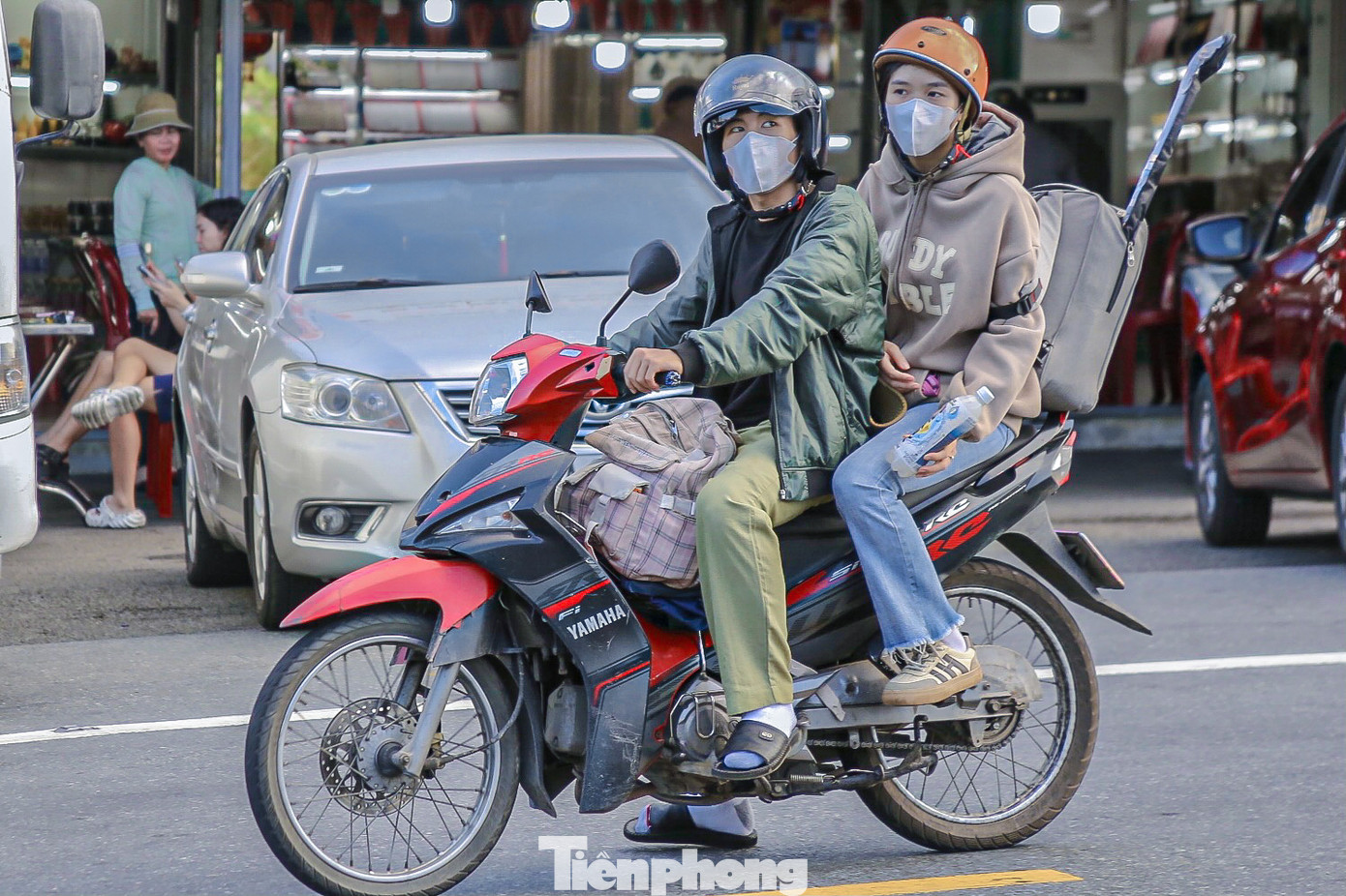 Nhiều người tranh thủ dừng lại check-in trên đỉnh đèo trước khi quay trở lại Đà Nẵng. Nhiều người tranh thủ dừng lại check-in trên đỉnh đèo trước khi quay trở lại Đà Nẵng.