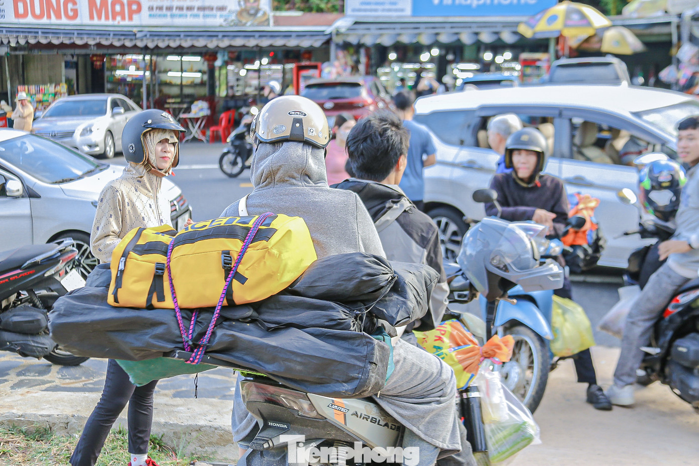 Nhiều người dừng lại các quán cà phê trên đèo để nghỉ ngơi sau nhiều giờ chạy xe máy liên tục. Nhiều người dừng lại các quán cà phê trên đèo để nghỉ ngơi sau nhiều giờ chạy xe máy liên tục.