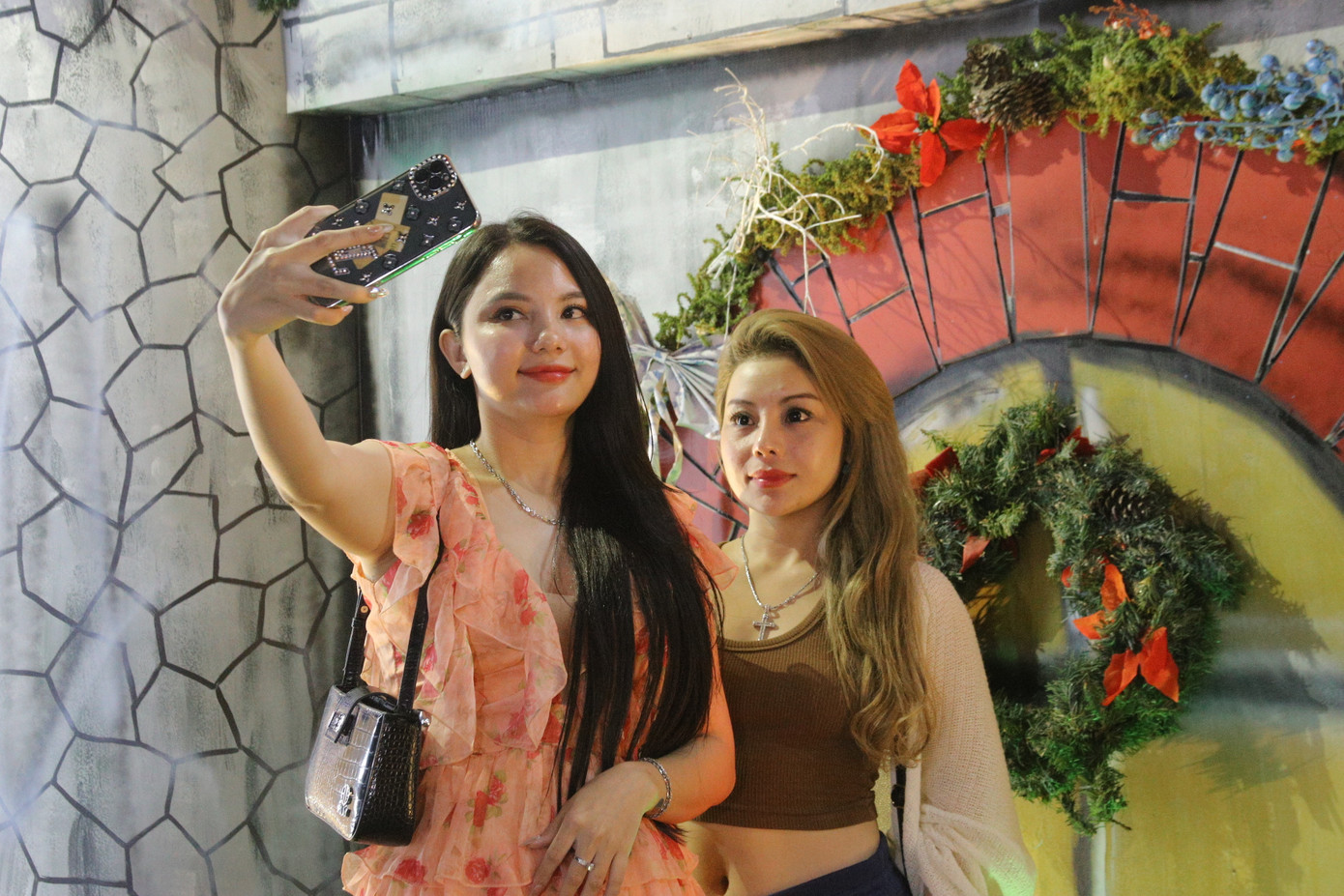 Nhóm bạn trẻ cùng nhau lên đồ xuống phố để chụp những bức ảnh đẹp.