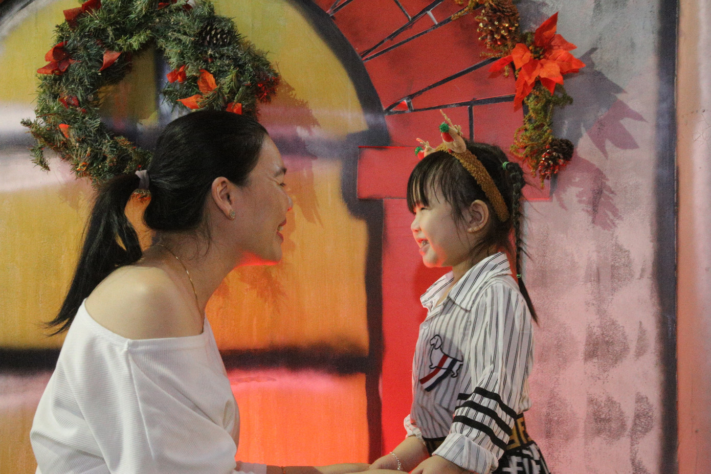 Các em nhỏ được gia đình đưa đi chơi Noel sớm rất thích thú, vui vẻ.