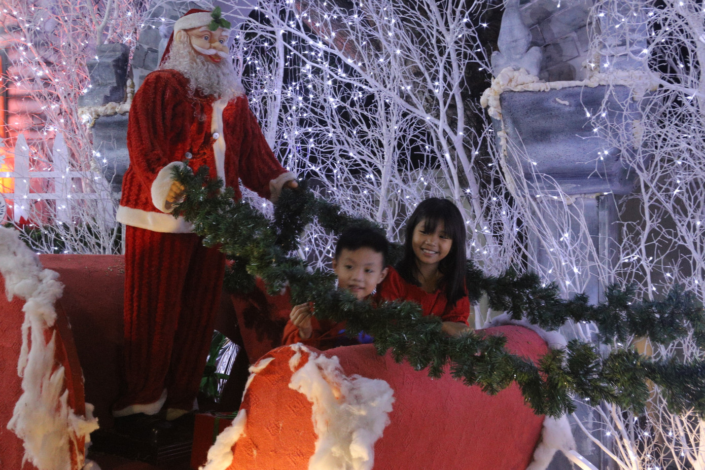 Các em nhỏ được gia đình đưa đi chơi Noel sớm rất thích thú, vui vẻ.