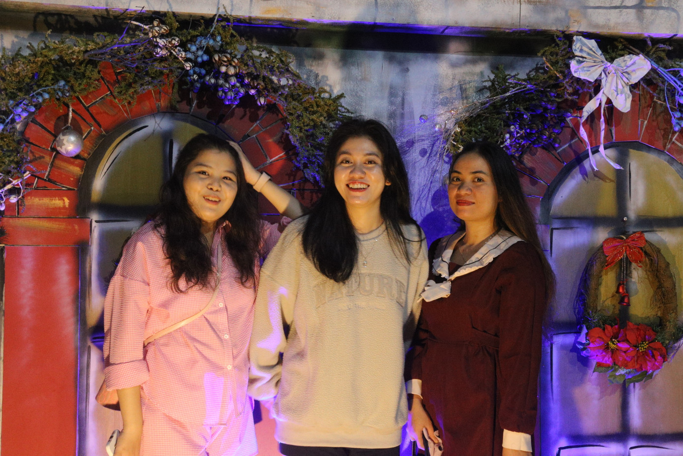 Nhóm bạn trẻ cùng nhau lên đồ xuống phố để chụp những bức ảnh đẹp.