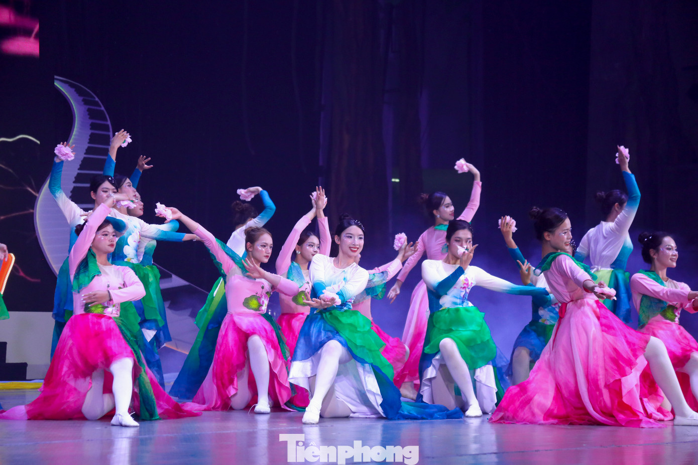 Kết quả chung cuộc, Giải Nhất toàn đoàn thuộc về đoàn sinh viên Trường ĐH Kinh tế; Giải Nhì thuộc về đoàn sinh viên Trường ĐH Ngoại ngữ; Giải Ba thuộc về sinh viên Trường Đại học Sư phạm. Ban Tổ chức cũng đã trao 2 Giải A, 4 Giải B và 8 Giải Khuyến khích cho các tiết mục xuất sắc; các giải Giọng hát hay nhất, triển vọng và Video được bình chọn yêu thích nhất cho các đội thi và thí sinh. Kết quả chung cuộc, Giải Nhất toàn đoàn thuộc về đoàn sinh viên Trường ĐH Kinh tế; Giải Nhì thuộc về đoàn sinh viên Trường ĐH Ngoại ngữ; Giải Ba thuộc về sinh viên Trường Đại học Sư phạm. Ban Tổ chức cũng đã trao 2 Giải A, 4 Giải B và 8 Giải Khuyến khích cho các tiết mục xuất sắc; các giải Giọng hát hay nhất, triển vọng và Video được bình chọn yêu thích nhất cho các đội thi và thí sinh.