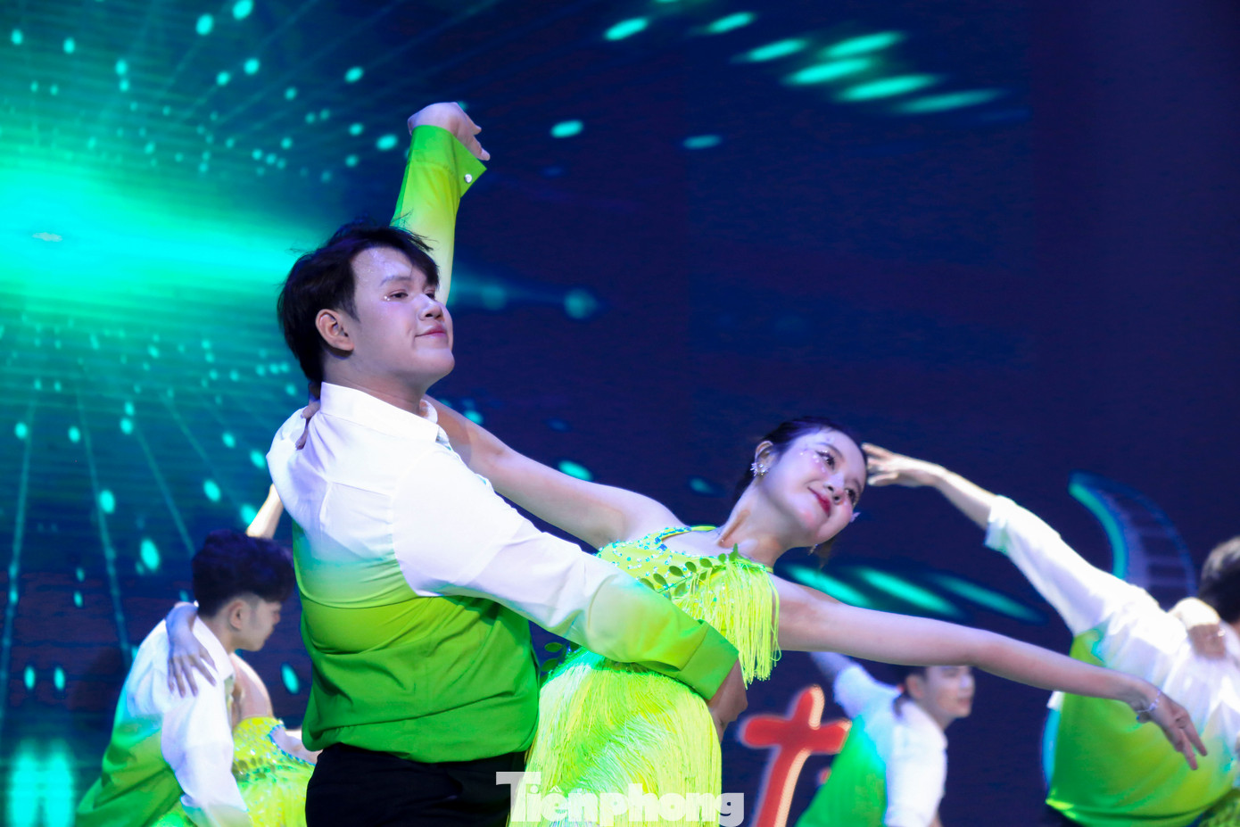 Trong đêm chung kết, các đội thi đã đem đến những tiết mục ấn tượng, khẳng định sức trẻ và tài năng của mình. Mỗi phần biểu diễn là kết tinh của ngọn lửa đam mê và nhiệt huyết, với khát khao cống hiến để tô điểm sắc màu rực rỡ cho những năm tháng thanh xuân tươi đẹp. Trong đêm chung kết, các đội thi đã đem đến những tiết mục ấn tượng, khẳng định sức trẻ và tài năng của mình. Mỗi phần biểu diễn là kết tinh của ngọn lửa đam mê và nhiệt huyết, với khát khao cống hiến để tô điểm sắc màu rực rỡ cho những năm tháng thanh xuân tươi đẹp.