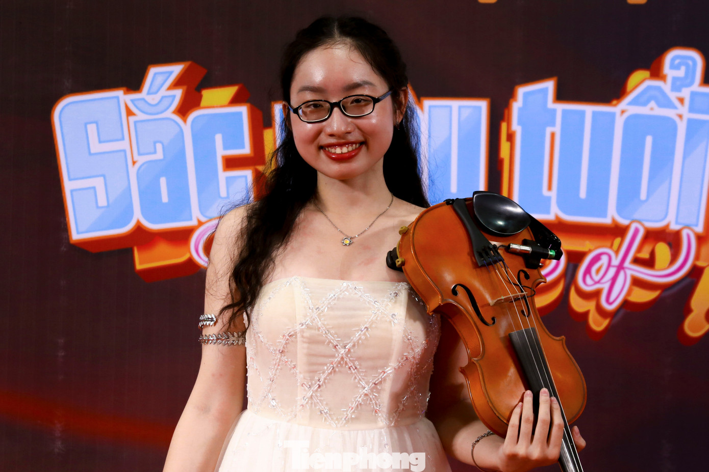 Dương Bảo Ngọc - sinh viên Trường ĐH Sư phạm - ĐH Đà Nẵng cho biết: "Đến với cuộc thi Tỏa sáng tài năng năm nay em rất háo hức và tự tin sẽ thể hiện hết khả năng, mang đến cho khán giả tiết mục ấn tượng nhất. Em cũng hy vọng sẽ đạt kết quả cao trong đêm chung kết và mang giải nhất về cho trường". Dương Bảo Ngọc - sinh viên Trường ĐH Sư phạm - ĐH Đà Nẵng cho biết: "Đến với cuộc thi Tỏa sáng tài năng năm nay em rất háo hức và tự tin sẽ thể hiện hết khả năng, mang đến cho khán giả tiết mục ấn tượng nhất. Em cũng hy vọng sẽ đạt kết quả cao trong đêm chung kết và mang giải nhất về cho trường".