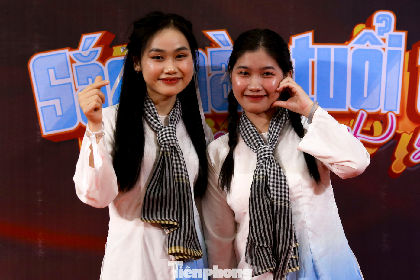 "Cuộc thi là dịp để em và các bạn có thể thỏa mãn đam mê, thể hiện tài năng của mình sau những giờ học, đồng thời giao lưu, học hỏi và trao đổi những kinh nghiệm quý báu", Trần Thị Thanh Hiền - sinh viên ĐH Bách khoa chia sẻ. "Cuộc thi là dịp để em và các bạn có thể thỏa mãn đam mê, thể hiện tài năng của mình sau những giờ học, đồng thời giao lưu, học hỏi và trao đổi những kinh nghiệm quý báu", Trần Thị Thanh Hiền - sinh viên ĐH Bách khoa chia sẻ.